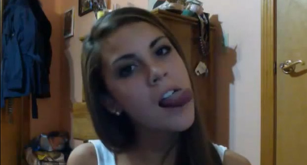 Video ragazze che muovono la lingua a tempo di musica