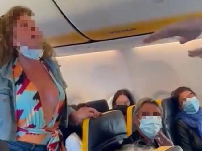 Lite furibonda sul volo Ryanair Ibiza – Bergamo: il video