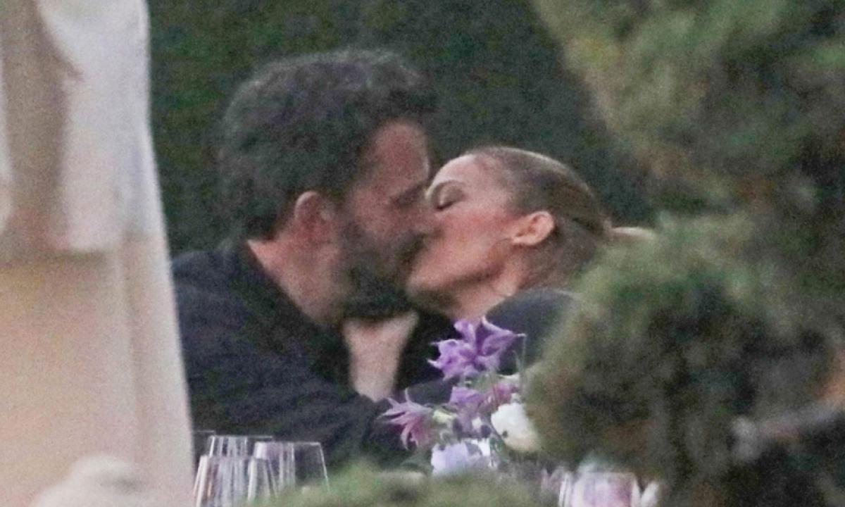 JLo_Bacio-1623765566851.jpg&#8211;jennifer_lopez_fotografata_mentre_indossa_una_camicia_di_ben_affleck