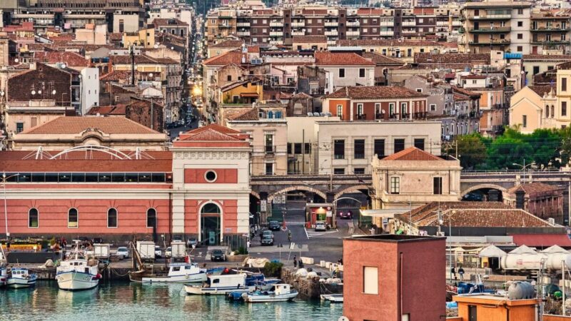 Aeroporto di Catania: Voli Sospesi per Gru Sospesa in Pista