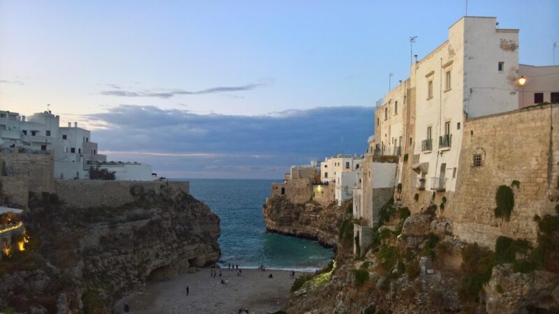 Polignano a Mare Adotta il “Modello Roccaraso” per Contrastare il Turismo Selvaggio