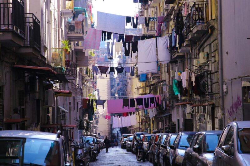 Roghi tossici e esplosioni: Napoli sotto assedio di incendi devastanti