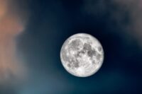Luna Piena del Cervo: Il Cielo del 10 Luglio 2025 Rivela Nuovi Colori